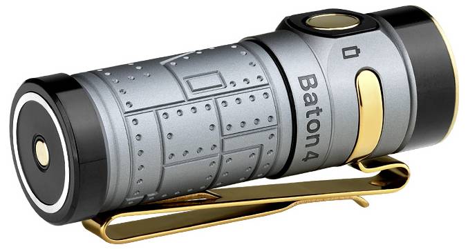 Eine kompakte, metallische Taschenlampe mit strukturierter Griffoberfläche, bezeichnet mit „Baton4", mit goldenem Clip und Schalter, auf ihrer Seite liegend.