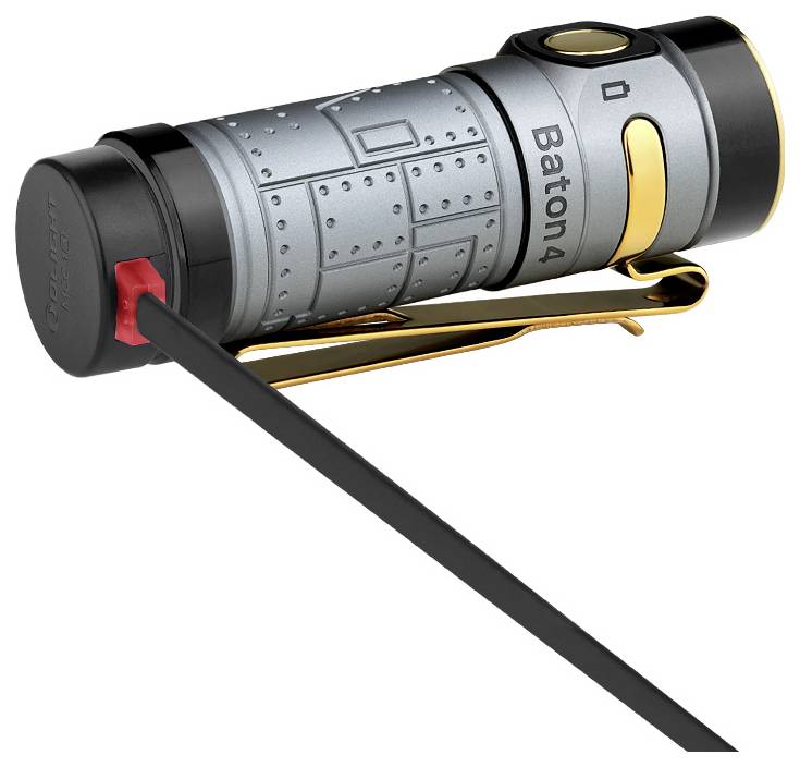 Eine kompakte grau-schwarze Taschenlampe mit der Aufschrift "Baton4" auf der Seite, mit strukturiertem Griff und goldenem Clip zur Befestigung.