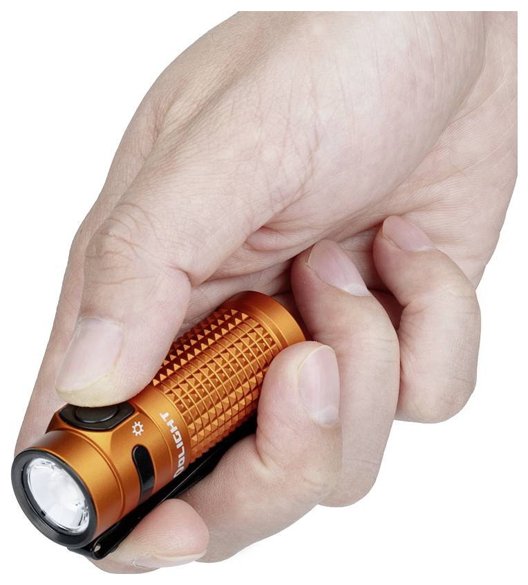 Eine Hand hält eine orangefarbene Taschenlampe, mit dem Daumen über dem Ein-/Ausschalter schwebend. Die Taschenlampe hat einen strukturierten Griff und ein kleines, rundes Objektiv.