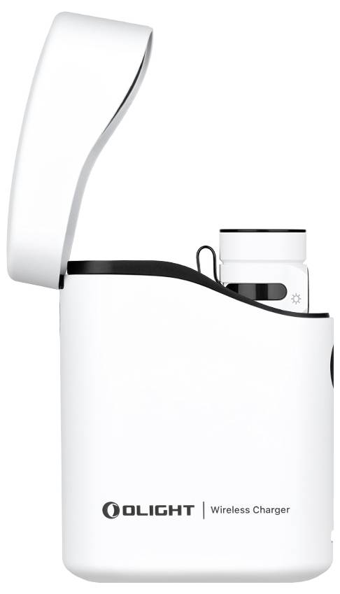 Weißes Olight-Ladegerät mit tragbarer Taschenlampe im Inneren, Deckel offen, zeigt kompaktes Design für Laden und praktische Lichquelle.