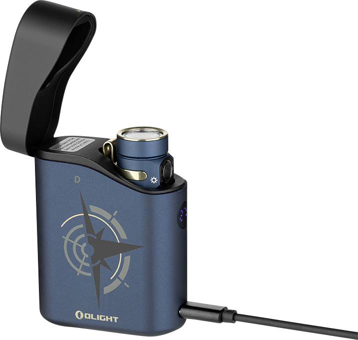 Eine kleine blaue Taschenlampe in einem Ladeetui, Deckel offen, verbunden mit einem Ladekabel. Das Etui hat ein Kompassdesign auf der Vorderseite.