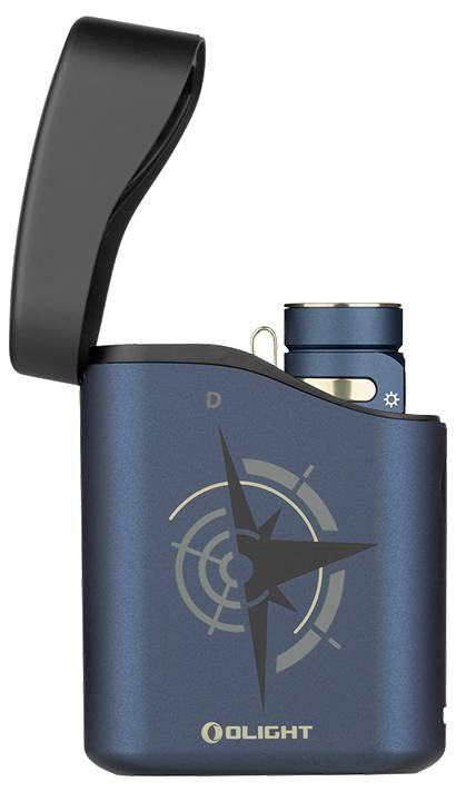 Ein blauer Koffer mit schwarzem Deckel, der eine kleine Taschenlampe enthält. Der Koffer weist ein Kompassdesign auf und trägt den Markennamen „OLIGHT