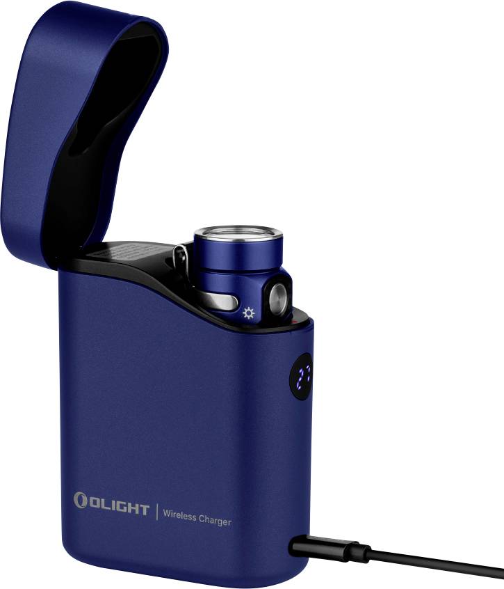 Ein blauer Olight-Wireless-Ladegerät mit offener Abdeckung, das eine kleine Taschenlampe auflädt. Ein Kabel ist zur Stromversorgung angeschlossen.