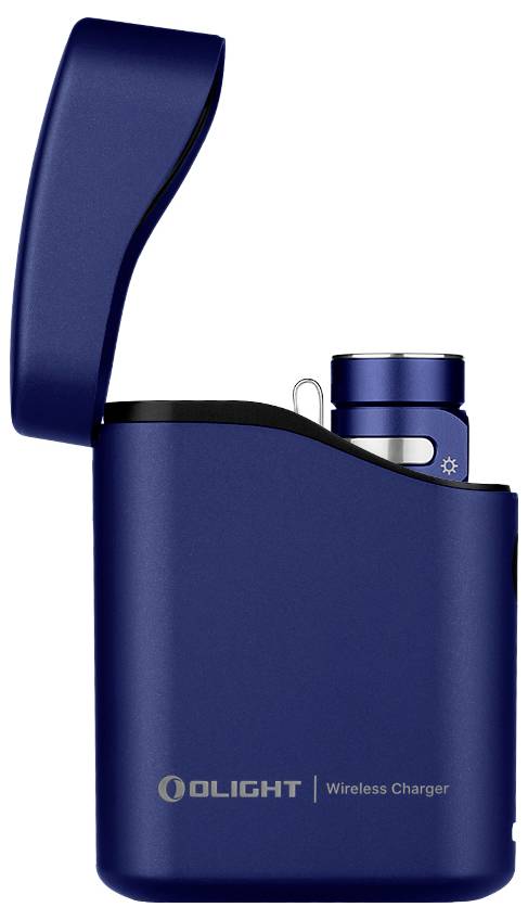 Ein blauer Olight-Wireless-Charger mit offene Haube, auf der eine Taschenlampe in der Dockingstation zu sehen ist. Das Ladegerät zeichnet sich durch ein elegantes, modernes Design aus.