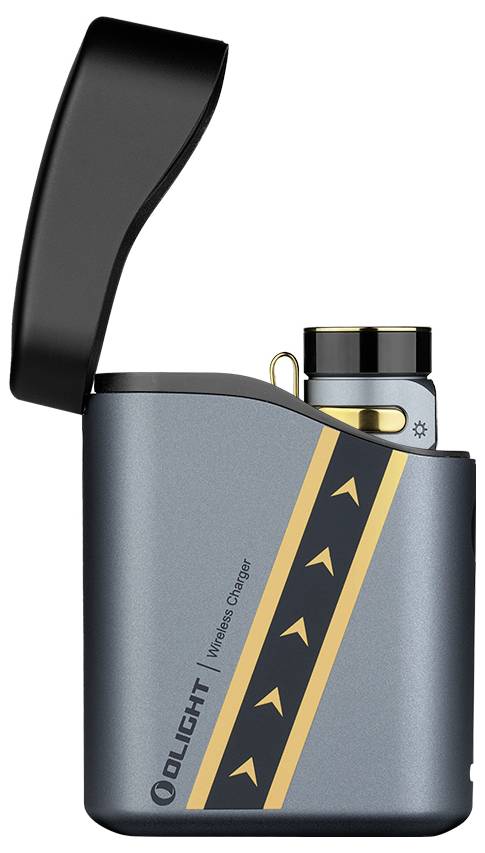 Ein graues kabelloses Ladeetui mit einem goldenen Streifen und dreieckigem Muster, dargestellt mit offener Abdeckung und einem kreisförmigen elektronischen Gerät im Inneren.