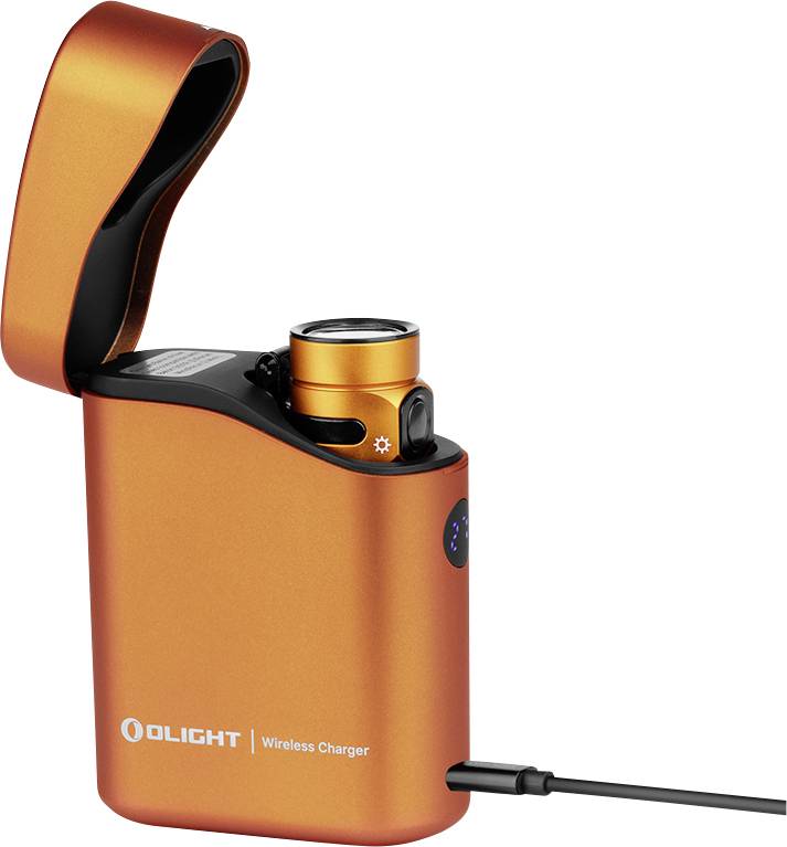 Orangefarbenes Olight-Ladegerät mit offenetem Deckel, das eine Taschenlampe im Inneren zeigt. Ein Ladekabel ist an das Gerät angeschlossen.