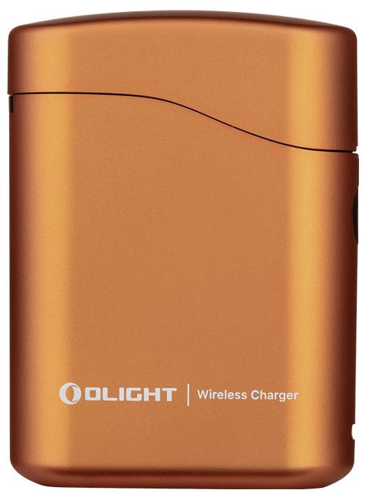 Ein orangefarbenes Olight-Ladegerät mit drahtlosem Laden, glatter, eleganter Gestaltung und subtilen Wellendetails auf dem Deckel. Logo und Etikett sind auf der Unterseite aufgedruckt.