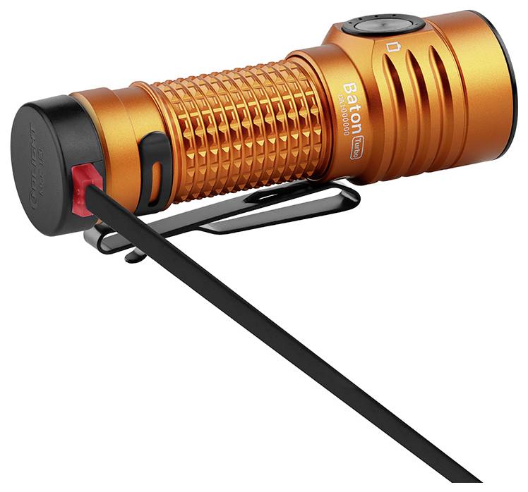 Eine orange, kompakte Taschenlampe mit strukturiertem Griff, Seitentaste und Clip, verbunden mit einem schwarzen Ladekabel.