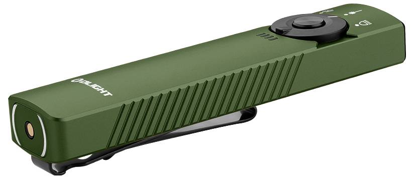 Eine grüne rechteckige Taschenlampe mit Clip, ausgestattet mit gerippten Griffflächen und einem kreisförmigen schwarzen Knopf oben, vor weißem Hintergrund.