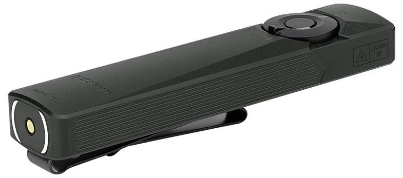 Eine schwarze, zylindrische Taschenlampe, die mit einer blauen Stromquelle verbunden ist, mit dem sichtbaren Markennamen „OLIGHT