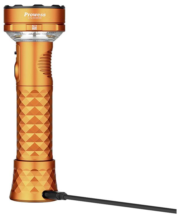 Orange Taschenlampe mit strukturierter Griffoberfläche und ein Ladekabel, das in die Seite eingesteckt ist. Das Wort „Prowess" ist auf dem Kopf aufgedruckt.
