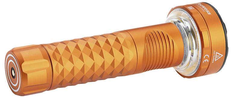 Eine orangefarbene, strukturierte Taschenlampe mit rundem Kopf, die ein geometrisches Muster auf ihrem Körper aufweist.