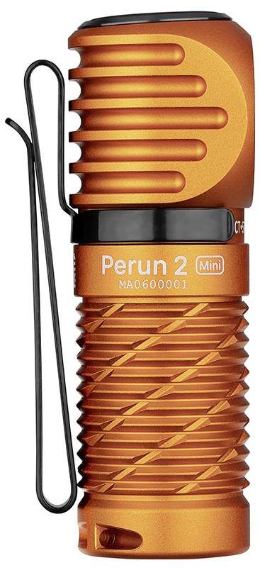 Eine orangefarbene Perun 2 Mini Taschenlampe mit gerilltem Griff und schwarzem Clip, von einer Seitenansicht gezeigt.