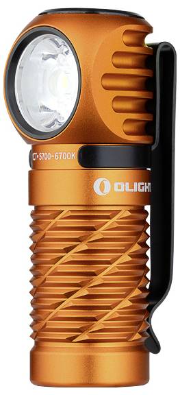 Eine kompakte orangefarbene Taschenlampe mit Clip und strukturiertem Griff, Marke 'Olight'.