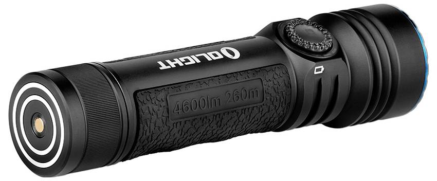 Eine schwarze kompakte Taschenlampe mit strukturiertem Griff weist die Marke 