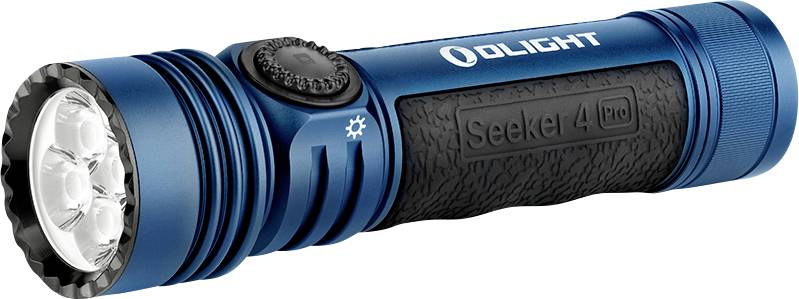 Eine blaue Olight Seeker 4 Pro Taschenlampe mit mehreren LED-Lampen, einem Gummigriff und einer Kontrolltaste an der Seite, konstruiert für den Außeneinsatz.