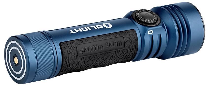 Eine blaue tragbare Taschenlampe mit "OLIGHT"-Branding, mit einer Leistung von 4600 Lumen und einer Reichweite von 260 Metern, mit strukturiertem Griff.
