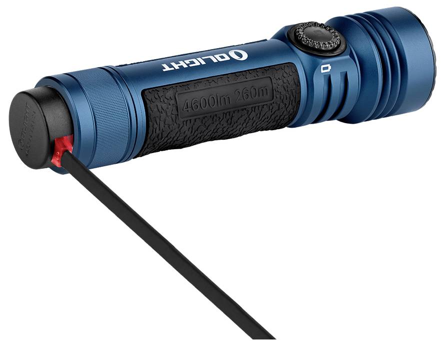 Eine blau-schwarze Olight-Taschenlampe, die ihre 4600 Lumen und 650 m Reichweite des Lichtstrahls zeigt, mit einem Ladekabel, das hinten angeschlossen ist.
