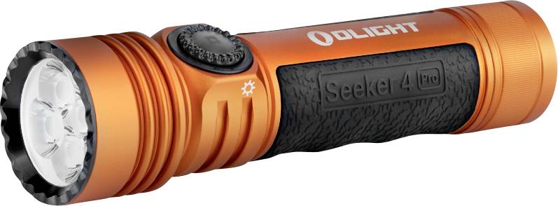 Eine hell orange und schwarz gefärbte Taschenlampe mit der Aufschrift „Olight Seeker 4 Pro