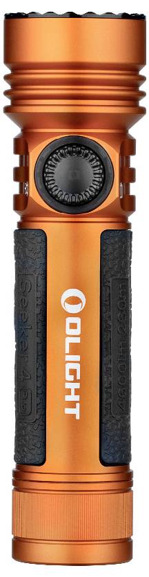 Eine orange tragbare Taschenlampe mit strukturiertem schwarzem Griff und einem prominenten kreisförmigen Knopf an der Seite, beschriftet mit „OLIGHT