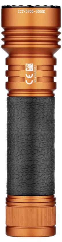 Eine orangefarbene Taschenlampe mit strukturiertem schwarzem Griff, die „CCT: 5700-7000K" und Sicherheitszertifizierungen anzeigt.