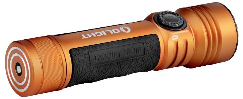 Orange Taschenlampe mit strukturierter Griffoberfläche, auf der Seite mit „4600lm 250m