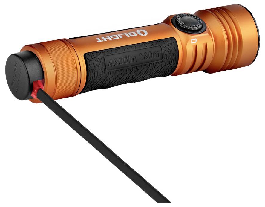 Eine orange Olight-Taschenlampe, die auf ihrer Seite liegt, mit strukturiertem Griff, wobei ein Ladekabel angeschlossen ist.