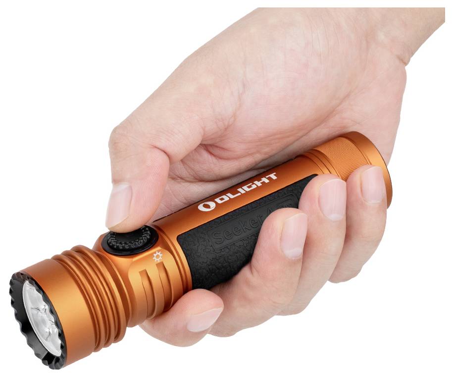 Eine Hand hält eine orange Olight-Taschenlampe mit strukturiertem schwarzem Griff, der Daumen auf einer Seitentaste, die ihr kompaktes und robustes Design zeigt.