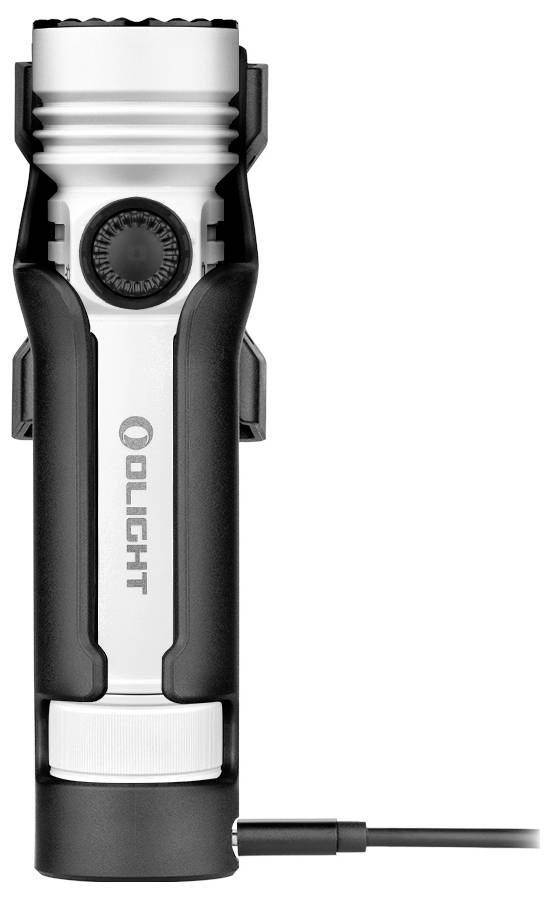 Eine schwarz-silberne Taschenlampe, die aufrecht steht und an ihrem unteren Ende an ein Ladekabel angeschlossen ist. Der Markenname 'Olight' ist sichtbar.