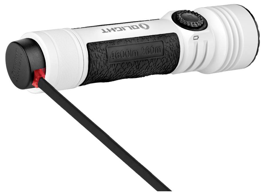 Eine weiße Taschenlampe mit der Aufschrift "OLIGHT", mit strukturiertem Griff und den Spezifikationen 4600lm 250m, mit einem schwarzen Ladekabel verbunden.