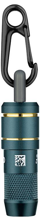 Eine kleine, metallisch blaue Taschenlampe mit strukturiertem Griff, befestigt an einem schwarzen Karabiner. QR-Code und Textdetails sind auf dem Gehäuse sichtbar.