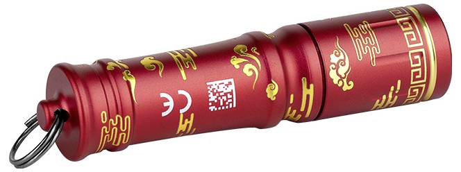 Rote Taschenlampen-Schlüsselanhänger mit goldenen dekorativen Mustern und Symbolen am Gehäuse.