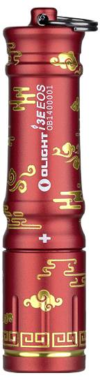 Eine rote Taschenlampe mit goldenen Verzierungen und dem Text „Olight I3E EOS