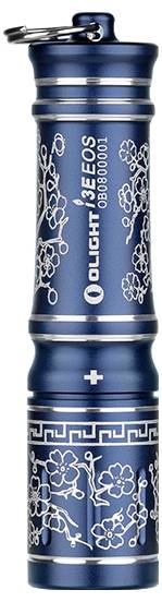„Eine blaue Metalltaschenlampe mit Blumenmustern und der Aufschrift „Olight I3E EOS