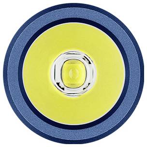 Ein kreisförmiges LED-Licht mit gelbem Zentrum und blauem Außenring, von vorne betrachtet.