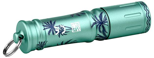 Eine kleine, metallische grüne Taschenlampe mit Palmenmustern, mit einem Schlüsselring an einem Ende.