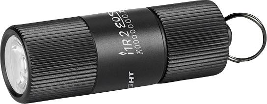 Eine kleine, schwarze Taschenlampe mit strukturierter Oberfläche und einem Schlüsselring am Ende befestigt, mit der Beschriftung „1R2 EOS