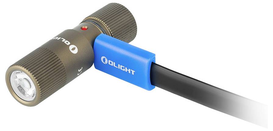 Braune Olight-Fahrradleuchte mit blauer Halterung, befestigt an einem schwarzen Fahrradlenker. Die Leuchte ist ausgeschaltet und zeigt eine LED-Birne.