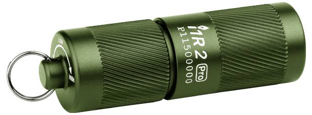Eine kleine, grüne Taschenlampe mit Schlüsselanhänger-Befestigung. Die Taschenlampe hat einen strukturierten Griff und ist mit „1R2 Pro P1150000" beschriftet.