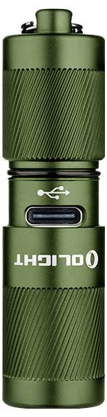 Eine kompakte grüne Taschenlampe mit einer gerillten Griffoberfläche und einem USB-Ladeanschluss mit der Bezeichnung „OLIGHT".