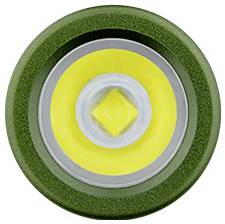 Nahaufnahme einer grünen Taschenlampenlinse, die ein kreisförmiges LED-Lampendesign mit konzentrischen Schichten aus gelben, klaren und grünen Elementen zeigt.