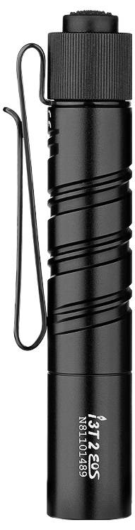 Eine schwarze Taschenlampe mit strukturiertem Griff und Seitenclip. Weißer Text in der Nähe der Basis liest „A37GOS