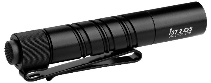 Eine schwarze taktische Taschenlampe mit strukturiertem Griff und Clip, von der Seite betrachtet, zeigt Modelldetails, die auf dem Gehäuse eingraviert sind.