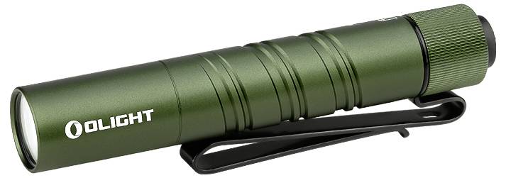 Eine grüne Olight-Taschenlampe mit strukturiertem Griff und schwarzem Clip, konzipiert für Portabilität und einfache Handhabung.