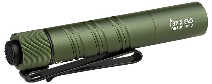 Eine grüne Taschenlampe mit schwarzer Klammer, beschriftet mit „i3T 2 EOS 081300000