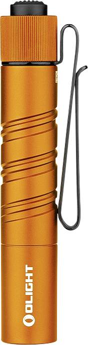 Eine orangefarbene Taschenlampe mit strukturiertem Griff und Clip für die Hosentasche, mit der Marke „Olight