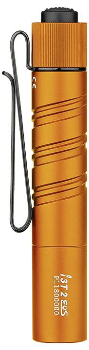 Eine orangefarbene, metallische Taschenlampe mit Clip, mit spiralförmigen Rillen und der Aufschrift „i3T EOS