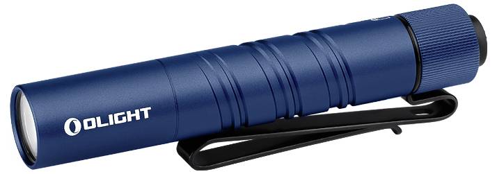 Eine blaue Olight-Taschenlampe mit Clip, die ein zylindrisches Design und einen strukturierten Griff aufweist, horizontal positioniert.