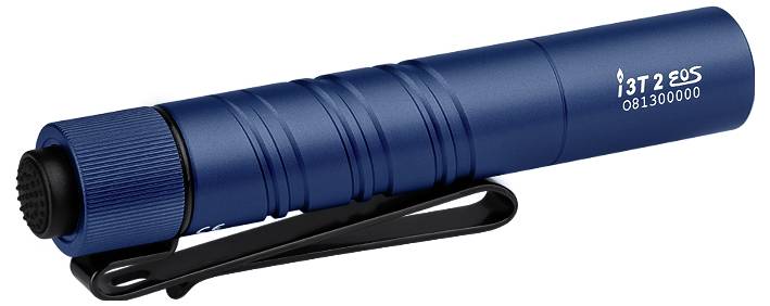 Eine blaue, zylindrische Taschenlampe mit schwarzem Clip, gekennzeichnet mit „I3T 2 EOS