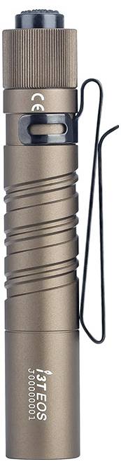 Eine bronzefarbene Taschenlampe mit strukturiertem Griff und schwarzem Clip. Die Taschenlampe befindet sich in aufrechter Position.